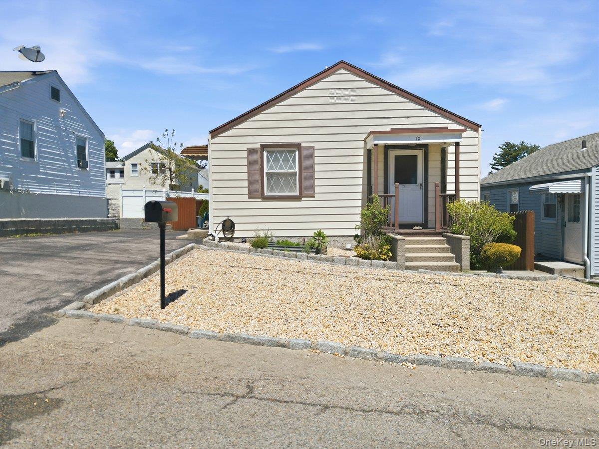 Welcome to this charming and cozy 2 Bedroom / 1 Bath Ranch-style home,...