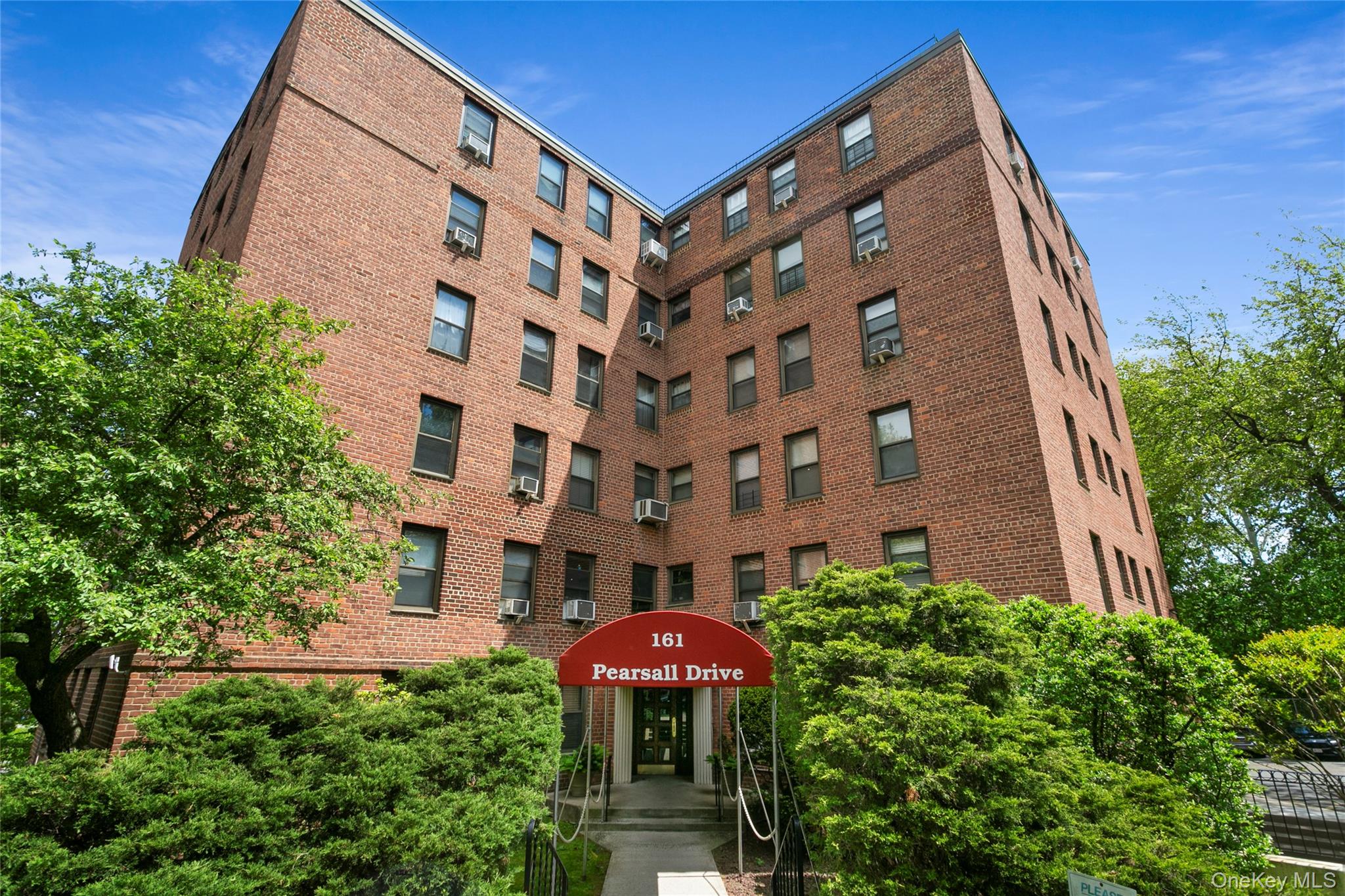 Welcome to this tastefully 1 bedroom, 1 bath coop located in a beautif...