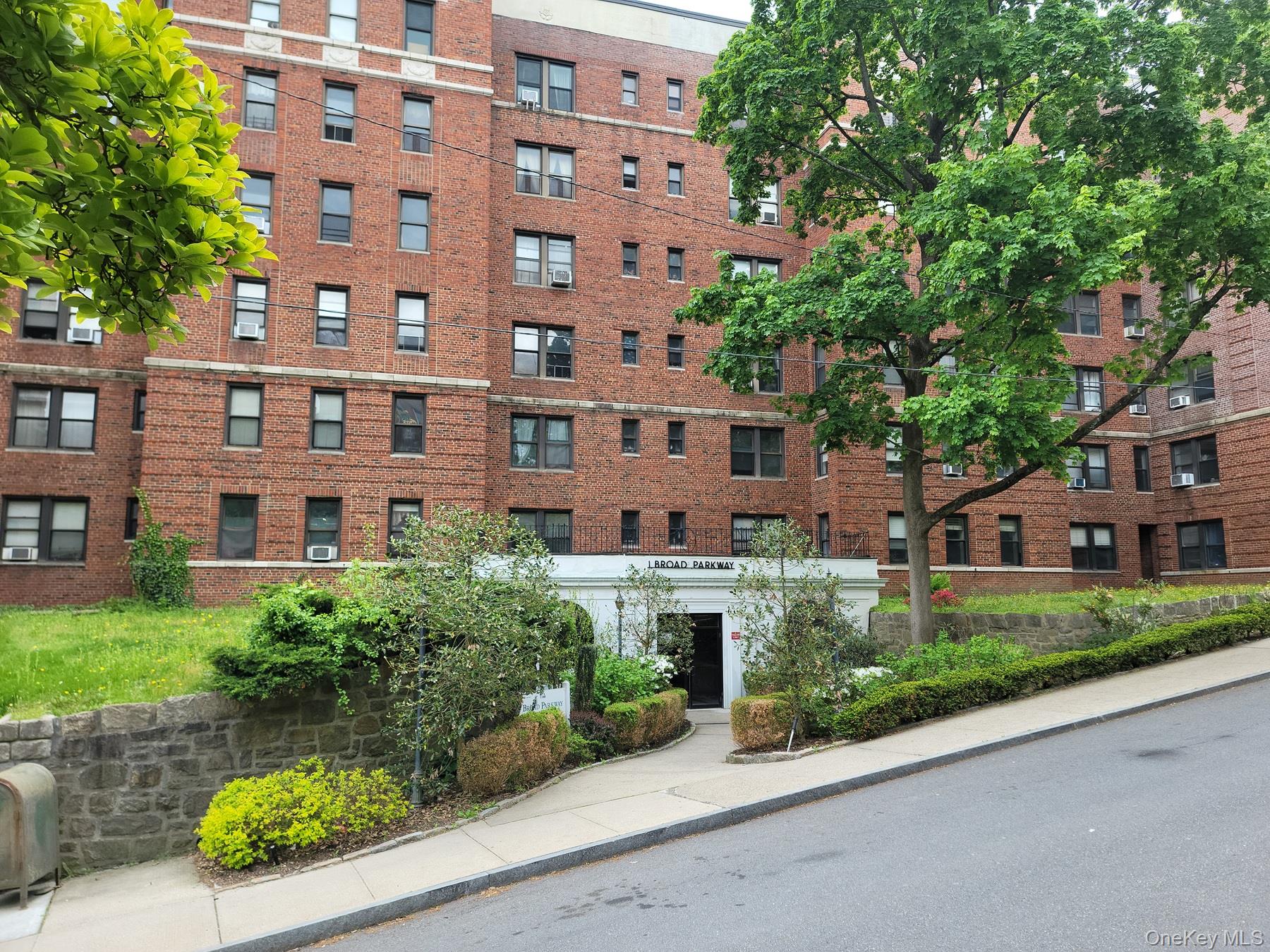 Beautiful 1bd/1ba apartment at the Broad Park Lodge. Great spaces, wal...