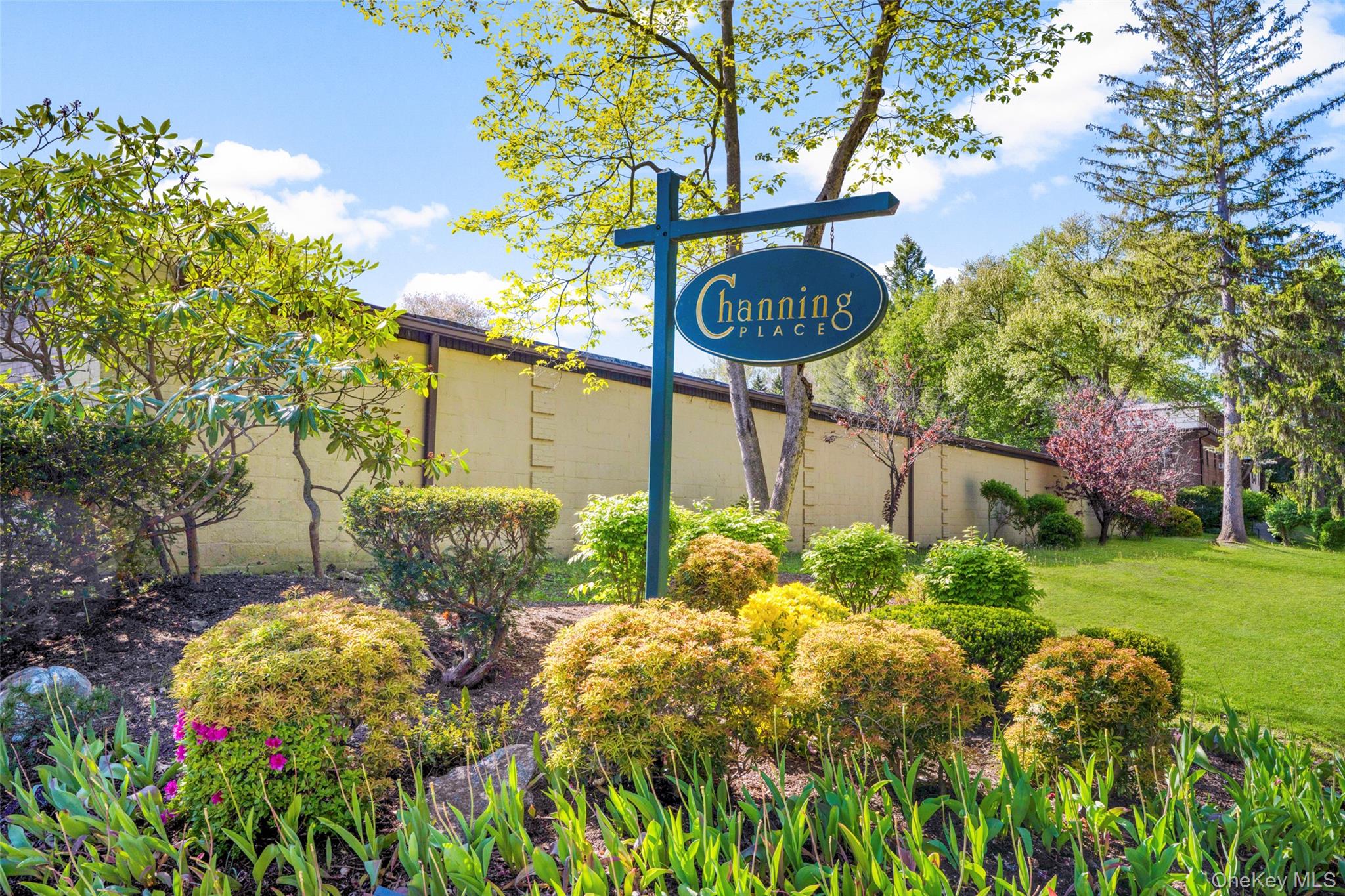 Come find this wonderful unit located inside a peaceful and secluded n...
