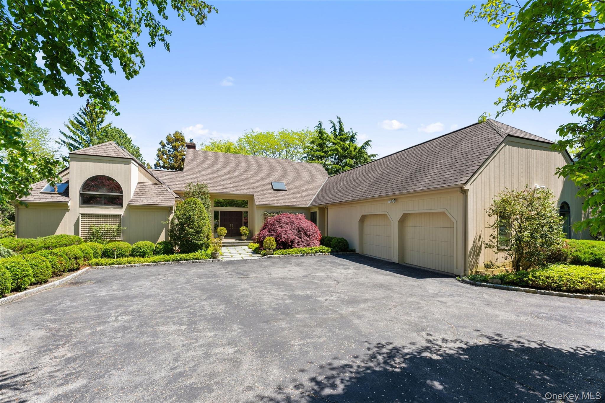 Breathtaking water views set the stage for this dramatic single-level...