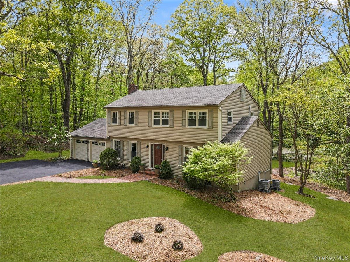 This move-in ready colonial offers a functional layout for everyday li...