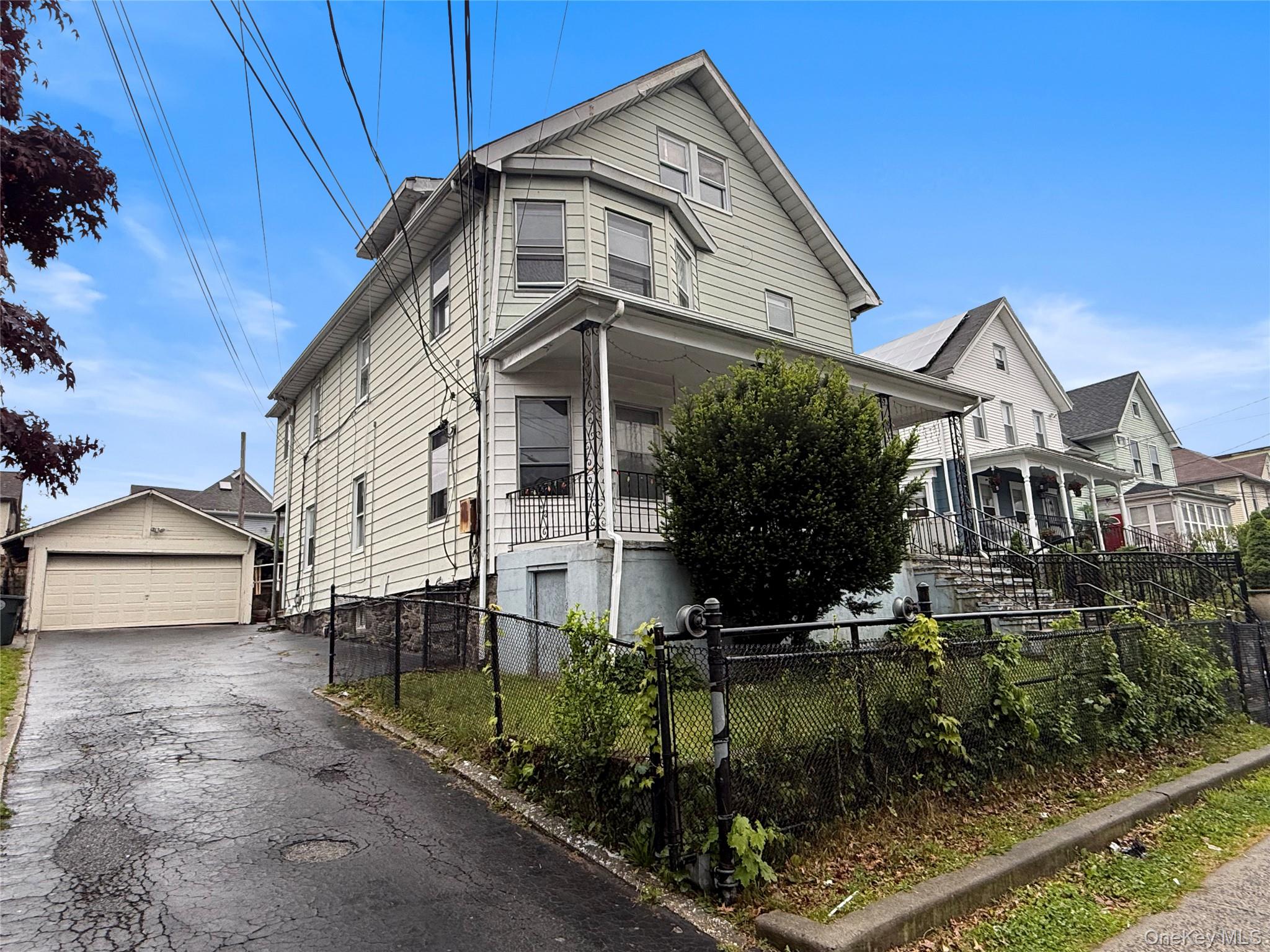 FIRST LOOK 30 days / EXCLUSIVE LISTING PERIOD: This is a HUD-owned pro...