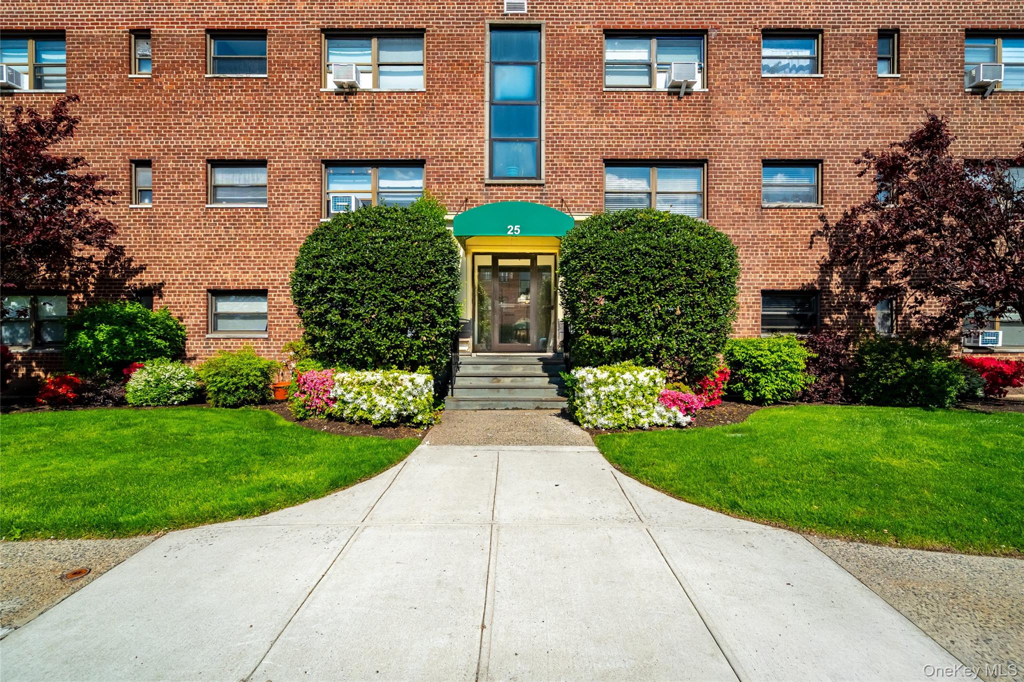 No need to look any further, you’re home. This well maintained co op o...