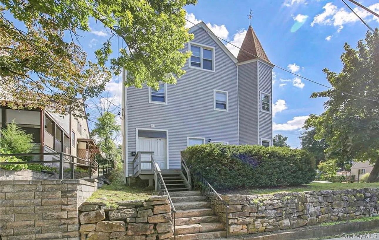Discover your new home in the sought-after Silver lake area! This char...
