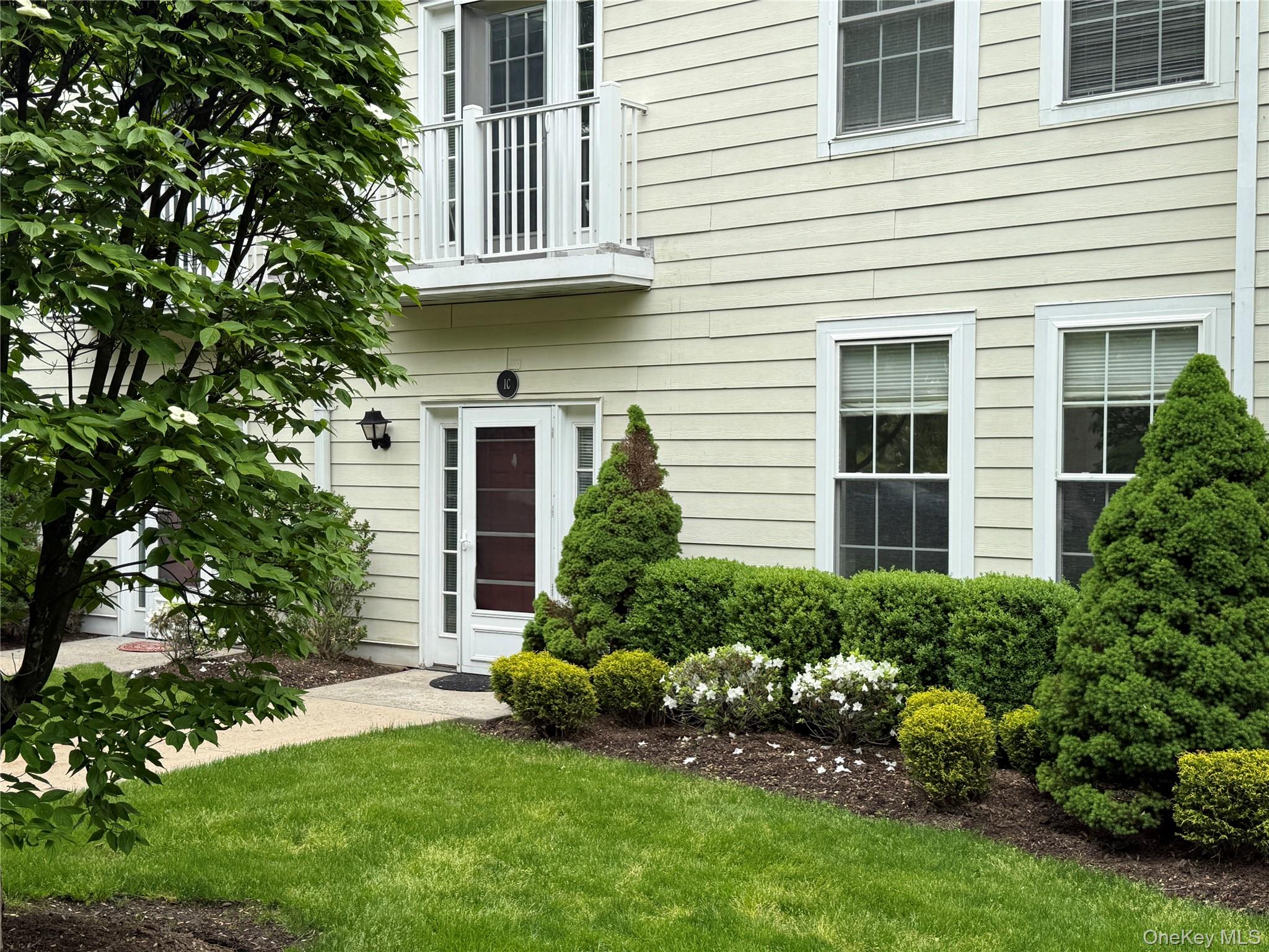 Beautifully updated 1-bedroom residence in the highly sought-after Jef...