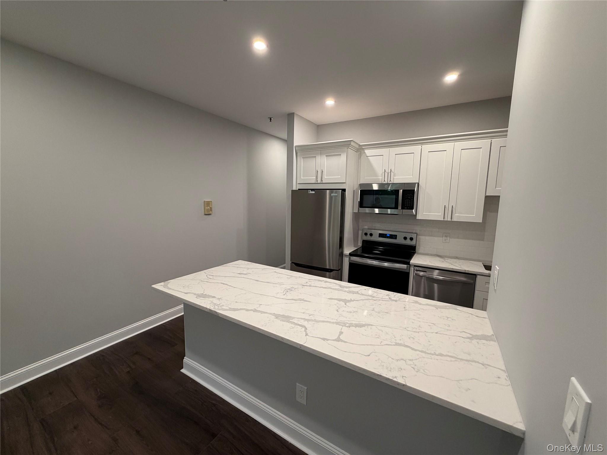 Newly renovated unit in sought after Clarewood community. Move right i...
